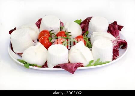 Mozzarella Käse und Ricotta Käse in einem schönen Gericht mit Kirschtomaten und Salat auf weißem Hintergrund isoliert Stockfoto