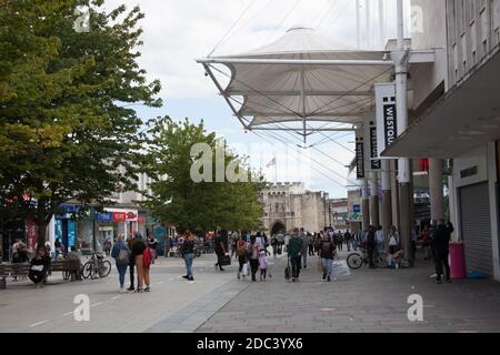 Shopper im Stadtzentrum von Southampton in Hampshire in Großbritannien, aufgenommen am 10. Juli 2020 Stockfoto