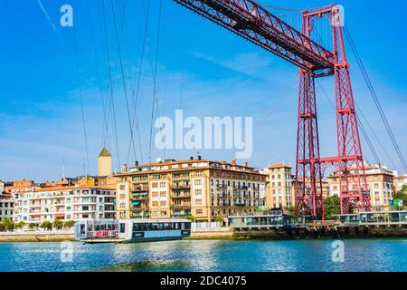 Die Vizcaya-Brücke ist eine Transporterbrücke, die die Städte Portugalete und Las Arenas, Teil von Getxo, in der Biskaya-Provinz von Spanien, crossin verbindet Stockfoto