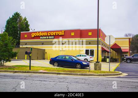 Gwinnett County, GA / USA - 02 19 20: Golden Corral Restaurant Seitenansicht Stockfoto