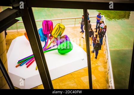 Tulpen von Jeff Koons, hochglanzpolierter Edelstahl mit transparenter Farbbeschichtung, Museumssammlung, Guggenheim Museum. Bilbao, Biskaya, Baskenland Cou Stockfoto