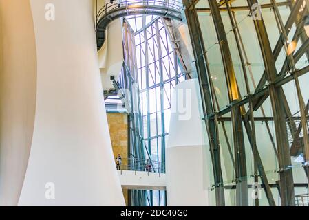 Das Guggenheim Museum Bilbao ist ein Museum für moderne und zeitgenössische Kunst, das vom kanadisch-amerikanischen Architekten Frank Gehry entworfen wurde. Innen. Bilbao, Biskaya, Stockfoto