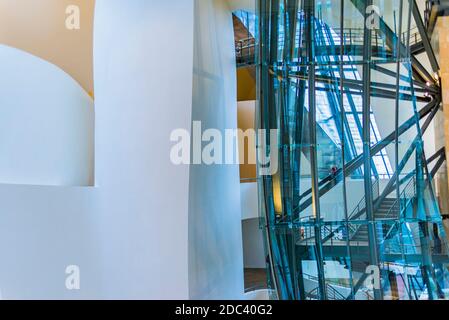 Das Guggenheim Museum Bilbao ist ein Museum für moderne und zeitgenössische Kunst, das vom kanadisch-amerikanischen Architekten Frank Gehry entworfen wurde. Innen. Bilbao, Biskaya, Stockfoto