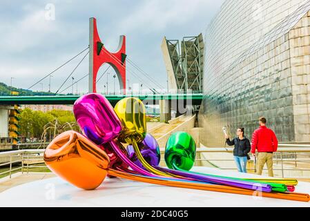 Tulpen von Jeff Koons, hochglanzpolierter Edelstahl mit transparenter Farbbeschichtung, Museumssammlung, Guggenheim Museum. Bilbao, Biskaya, Baskenland Cou Stockfoto