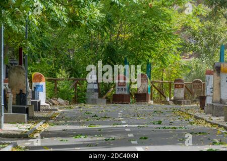 Alte Meilensteine, die auf der Straße Bailen-Motril (N-323) bei der Durchfahrt durch La Cerradura de Pegalajar (Jaen-Spanien) aufgedeckt wurden Stockfoto