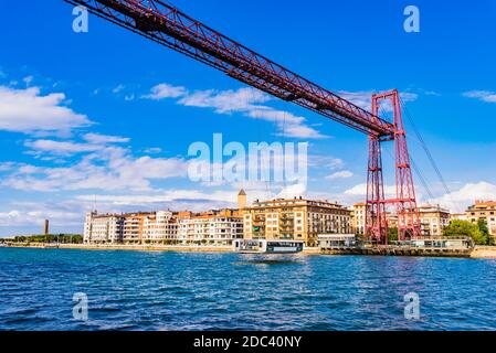 Die Vizcaya-Brücke ist eine Transporterbrücke, die die Städte Portugalete und Las Arenas, Teil von Getxo, in der Biskaya-Provinz von Spanien, crossin verbindet Stockfoto