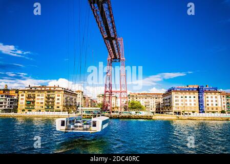 Gondel mit Autos und Passagieren. Die Vizcaya-Brücke ist eine Transporterbrücke, die die Städte Portugalete und Las Arenas, Teil von Getxo, verbindet. Portug Stockfoto