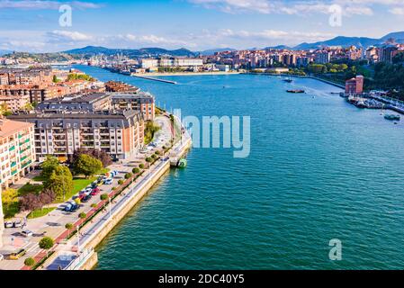 Links und rechts, Mündung von Bilbao, Nervion River, Las Arenas, Getxo, Portugalete von Vizcaya Brücke. Las Arenas, Getxo, Biskaya, Baskenland, Stockfoto