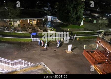 Eine allgemeine Ansicht als Jockeys ihren Weg zum Paradering am Kempton Park Racecourse machen. Stockfoto