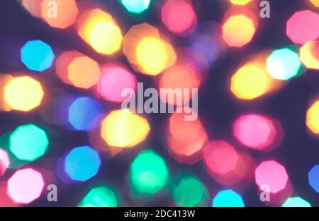 Abstrakt bunten Bokeh Hintergrund aus defokussierten Weihnachtsbeleuchtung gemacht. Stockfoto