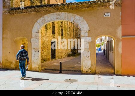 Eingang zur Stadt. Calle Mayor - Hauptstraße. Burgo de Osma, Soria, Castilla y León, Spanien, Europa Stockfoto