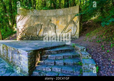 Allegorisches Denkmal an den Quellen des Ebro Flusses. Fontibre ist eine Ortschaft der Gemeinde Hermandad de Campoo de Suso, in Kantabrien. Spanien, Eu Stockfoto