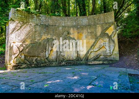 Allegorisches Denkmal an den Quellen des Ebro Flusses. Fontibre ist eine Ortschaft der Gemeinde Hermandad de Campoo de Suso, in Kantabrien. Spanien, Eu Stockfoto