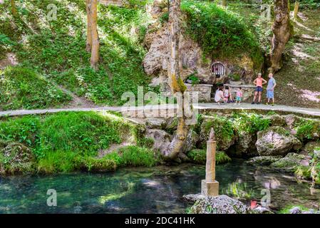 Touristen im Flusspark an den Quellen des Ebro Flusses. Fontibre ist eine Ortschaft der Gemeinde Hermandad de Campoo de Suso, in Kantabrien. Spa Stockfoto