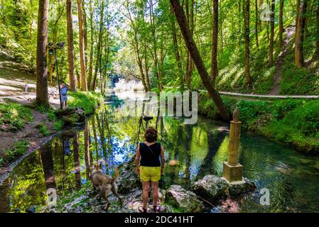 Touristen im Flusspark an den Quellen des Ebro Flusses. Fontibre ist eine Ortschaft der Gemeinde Hermandad de Campoo de Suso, in Kantabrien. Spa Stockfoto