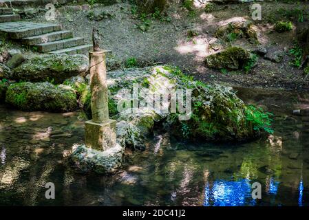 Statue der Virgen del Pilar in den Quellen des Ebro Flusses. Fontibre ist eine Ortschaft der Gemeinde Hermandad de Campoo de Suso, in Kantabrien. Stockfoto