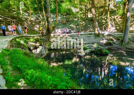 Touristen im Flusspark an den Quellen des Ebro Flusses. Fontibre ist eine Ortschaft der Gemeinde Hermandad de Campoo de Suso, in Kantabrien. Spa Stockfoto