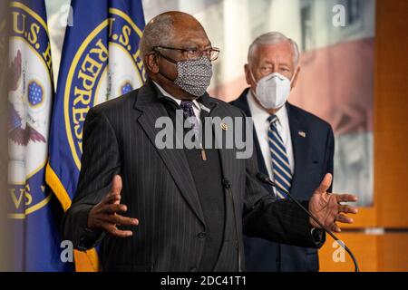 Washington, Usa. November 2020. James Clyburn (D-SC), Mehrheitswhip des US-Repräsentantenhauses, spricht bei einer Pressekonferenz mit der demokratischen Führung auf dem Capitol Hill in Washington, DC am Mittwoch, dem 18. November 2020. Die US-amerikanische Rep. Katherine Clark (D-MA) freut sich auf ihre neue Rolle als Assistant Speaker of the House. Foto von Ken Cedeno/UPI Kredit: UPI/Alamy Live Nachrichten Stockfoto