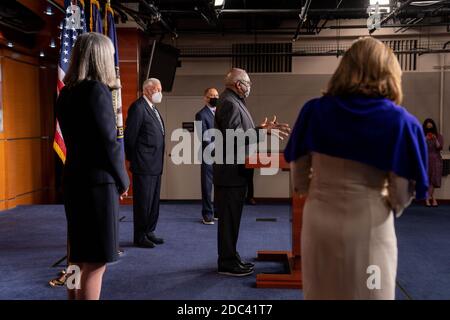 Washington, Usa. November 2020. James Clyburn (D-SC), Mehrheitswhip des US-Repräsentantenhauses, spricht bei einer Pressekonferenz mit der demokratischen Führung auf dem Capitol Hill in Washington, DC am Mittwoch, dem 18. November 2020. Clyburn steht mit der US-Rep. Katherine Clark (D-MA), der Mehrheitsführerin des US-Repräsentantenhauses Steny Hoyer (D-MD), der US-Rep. Hakeem Jeffries (D-NY), dem Caucus Chair und der Sprecherin des Repräsentantenhauses, Nancy Pelosi, D-Calif., Clark, zusammen. Foto von Ken Cedeno/UPI Kredit: UPI/Alamy Live Nachrichten Stockfoto