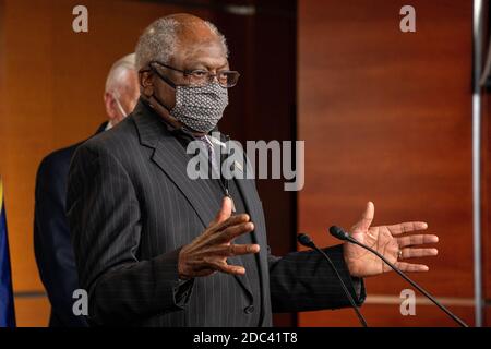 Washington, Usa. November 2020. James Clyburn (D-SC), Mehrheitswhip des US-Repräsentantenhauses, spricht bei einer Pressekonferenz mit der demokratischen Führung auf dem Capitol Hill in Washington, DC am Mittwoch, dem 18. November 2020. Die US-amerikanische Rep. Katherine Clark (D-MA) freut sich auf ihre neue Rolle als Assistant Speaker of the House. Foto von Ken Cedeno/UPI Kredit: UPI/Alamy Live Nachrichten Stockfoto