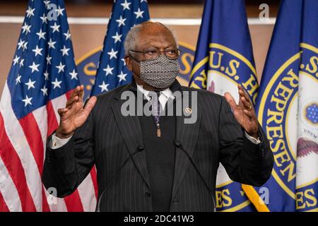 Washington, Usa. November 2020. James Clyburn (D-SC), Mehrheitswhip des US-Repräsentantenhauses, spricht bei einer Pressekonferenz mit der demokratischen Führung auf dem Capitol Hill in Washington, DC am Mittwoch, dem 18. November 2020. Die US-amerikanische Rep. Katherine Clark (D-MA) freut sich auf ihre neue Rolle als Assistant Speaker of the House. Foto von Ken Cedeno/UPI Kredit: UPI/Alamy Live Nachrichten Stockfoto