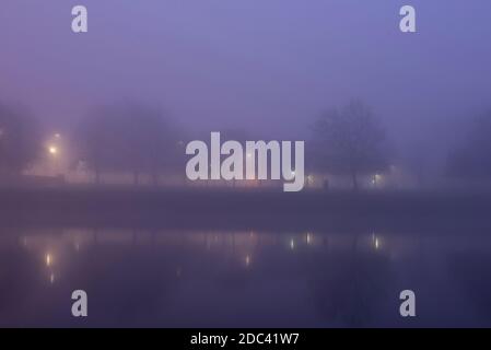 Misty Foggy Morning am Trent Bridge Victoria Embankment in Nottingham, Nottinghamshire England Stockfoto