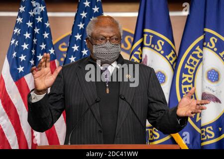 Washington, Usa. November 2020. James Clyburn (D-SC), Mehrheitswhip des US-Repräsentantenhauses, spricht bei einer Pressekonferenz mit der demokratischen Führung auf dem Capitol Hill in Washington, DC am Mittwoch, dem 18. November 2020. Die US-amerikanische Rep. Katherine Clark (D-MA) freut sich auf ihre neue Rolle als Assistant Speaker of the House. Foto von Ken Cedeno/UPI Kredit: UPI/Alamy Live Nachrichten Stockfoto