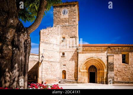 Kirche Santa María. Tubilla del Agua, Valle del Rudrón, Region Páramos, Burgos, Castilla y Leon, Spanien, Europa. Stockfoto