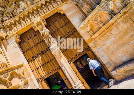 Sarmentaltor. Die Kirche Santa María la Real von Sasamón, auch Stiftskirche Santa María la Real genannt. Sasamón, Burgos, Kastilien und León, Stockfoto