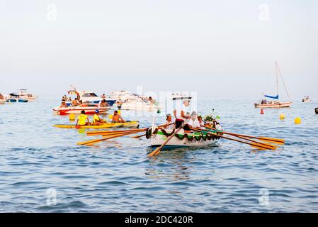 Traditionelle nautische Prozession der Virgen del Carmen, heilige der Segler, mit Fischerbooten am Strand von La Carihuela. Torremolinos, Málaga, Costa de Sol Stockfoto