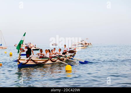 Traditionelle nautische Prozession der Virgen del Carmen, heilige der Segler, mit Fischerbooten am Strand von La Carihuela. Torremolinos, Málaga, Costa de Sol Stockfoto