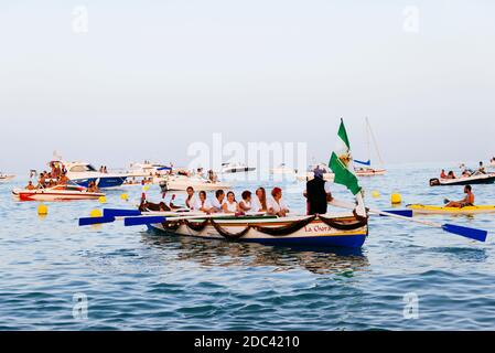 Traditionelle nautische Prozession der Virgen del Carmen, heilige der Segler, mit Fischerbooten am Strand von La Carihuela. Torremolinos, Málaga, Costa de Sol Stockfoto