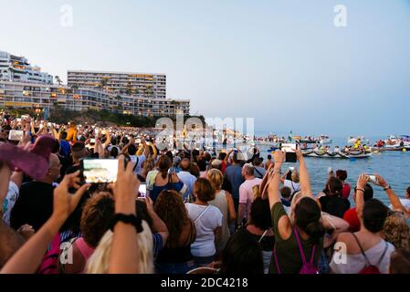 Traditionelle nautische Prozession der Virgen del Carmen, heilige der Segler, mit Fischerbooten am Strand von La Carihuela. Torremolinos, Málaga, Costa de Sol Stockfoto