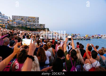 Traditionelle nautische Prozession der Virgen del Carmen, heilige der Segler, mit Fischerbooten am Strand von La Carihuela. Torremolinos, Málaga, Costa de Sol Stockfoto