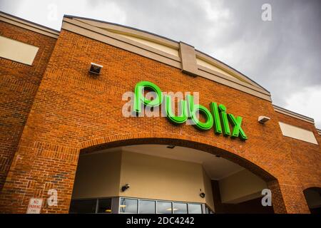 Snellville, GA / USA - 03 13 20: Blick auf ein Publix-Logo am Eingang des Ladens Stockfoto