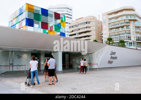 Riesiger Glaswürfel in Muelle Uno des Centre Pompidou. Málaga, Andalusien, Spanien, Europa Stockfoto