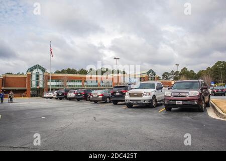 Snellville, GA / USA - 03 13 20: Blick auf den Kroger Parkplatz voller Autos wegen des Coronavirus-Ausbruchs Stockfoto