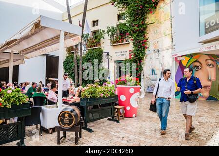 Die jahrhundertealten Weingüter El Pimpi, eine traditionelle Tapas-Bar. Málaga, Andalucía, Spanien, Europa Stockfoto