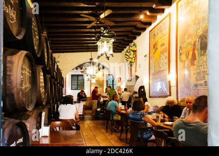 Die jahrhundertealten Weingüter El Pimpi, eine traditionelle Tapas-Bar. Málaga, Andalucía, Spanien, Europa Stockfoto