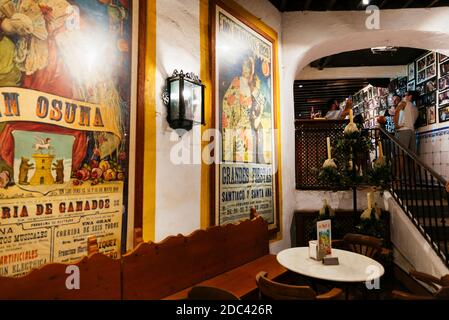 Die jahrhundertealten Weingüter El Pimpi, eine traditionelle Tapas-Bar. Málaga, Andalucía, Spanien, Europa Stockfoto