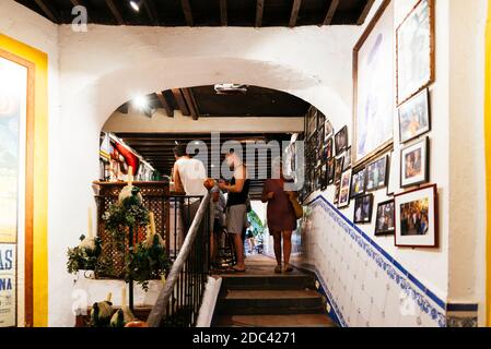 Die jahrhundertealten Weingüter El Pimpi, eine traditionelle Tapas-Bar. Málaga, Andalucía, Spanien, Europa Stockfoto