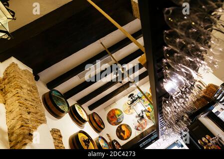 Die jahrhundertealten Weingüter El Pimpi, eine traditionelle Tapas-Bar. Málaga, Andalucía, Spanien, Europa Stockfoto