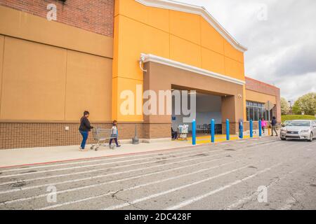 Snellville, GA / USA - 03 13 20: Blick auf Menschen, die Walmart betreten, ohne Gesichtsmasken Stockfoto