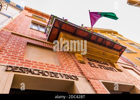 Die jahrhundertealten Weingüter El Pimpi, eine traditionelle Tapas-Bar. Málaga, Andalucía, Spanien, Europa Stockfoto