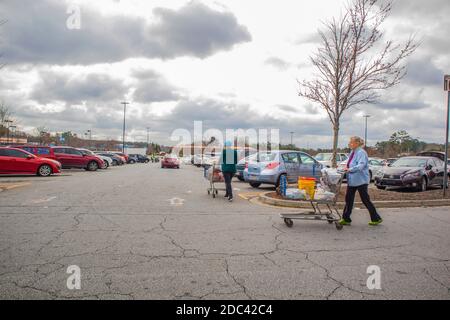 Snellville, GA / USA - 03 13 20: Blick auf die Menschen auf dem Walmart Parkplatz Stockfoto