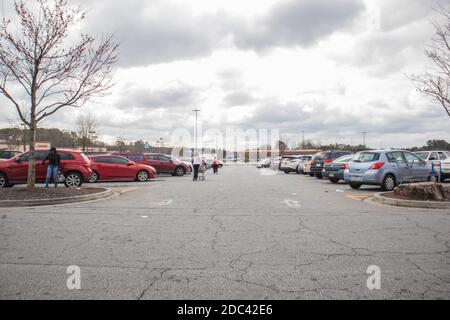 Snellville, GA / USA - 03 13 20: Blick auf die Menschen auf dem Walmart Parkplatz Stockfoto