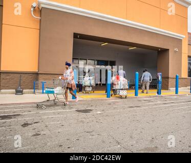 Snellville, GA / USA - 03 13 20: Blick auf Menschen panische Einkaufen während der covid-19 Pandemie Stockfoto