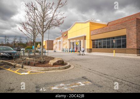 Snellville, GA / USA - 03 13 20: Blick auf Menschen, die während der covid-19 Pandemie bei Walmart einkaufen Stockfoto