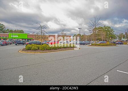 Snellville, GA / USA - 03 13 20: Blick auf Walmart Parkplatz voller Autos während der covid-19 Pandemie Stockfoto