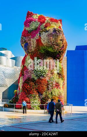 Welpe von Jeff Koons vor dem Guggenheim Museum. Bilbao, Biskaya, Baskenland, Spanien, Europa Stockfoto